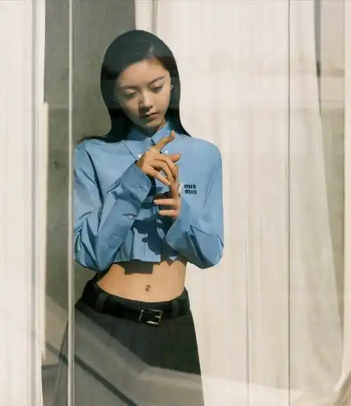 照片中,赵今麦身穿蓝色露脐衬衫,搭配黑色长裙,小蛮腰一览无余,平刘海