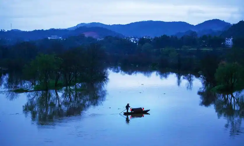 梦江南·兰烬落唐代-皇甫松兰烬落屏上暗红蕉闲梦江南梅熟日夜船吹笛