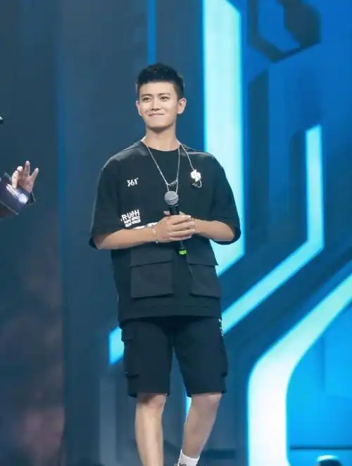 任嘉伦唱琵琶行造型如翩翩公子一身卡其色清雅脱俗