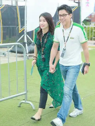 郭晶晶真挺保守的连衣裙里面还套条长裤豪门阔太一般不这么穿