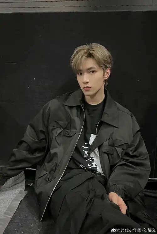 刘耀文|日常随拍96亚麻发色77all black机车风造型,今天是酷盖小