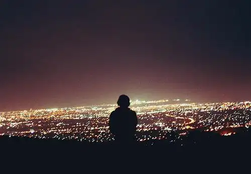 每天下班,她总是自己一个人孤独的面对着一切……带了好多本书,可是一