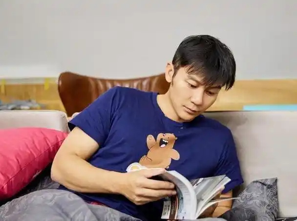 李晨除了演艺事业外,还热衷于收藏,涵盖古董,玩具手办以及豪车等多个