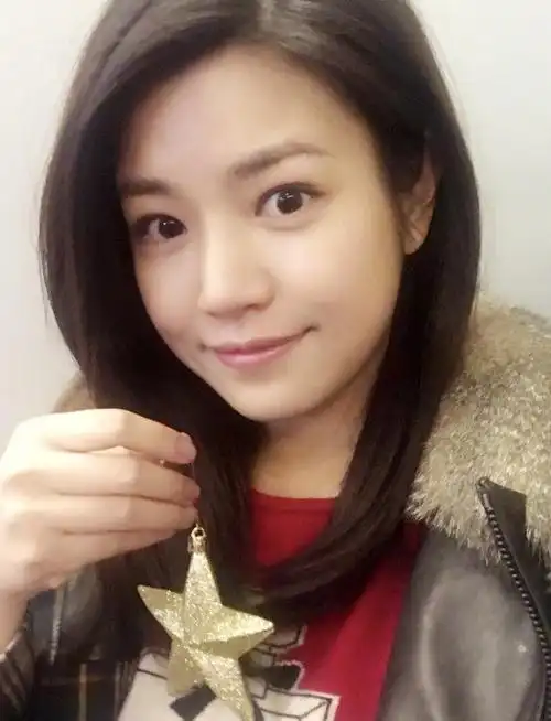 原创陈妍希晒跑后照脸蛋好像那红苹果配文提与陈晓定情之作暗秀恩爱