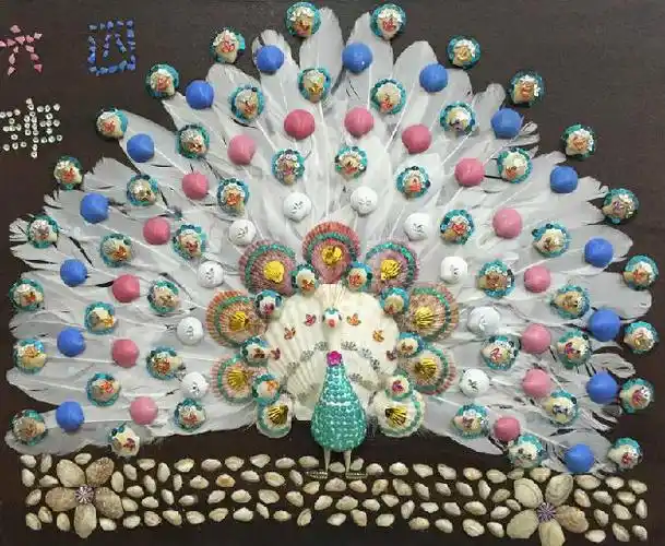 贝壳装饰画六(4)班《孔雀》