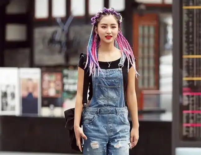 街拍美女扎着一头彩色脏辫,给人一种满满不羁的少女感