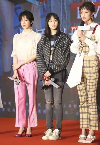 认真打扮的郑爽真美,穿紫色亮片裙配蝴蝶结高跟鞋,高贵又冷艳