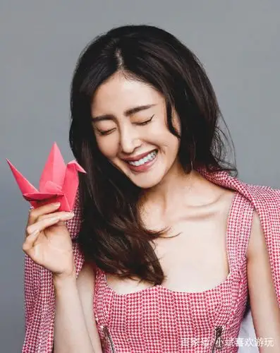 张天爱:穿黑色亮片吊带裙秀蜂腰翘臀,头戴皇冠眼神撩人