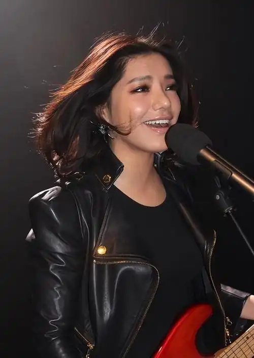 2009年,江映蓉凭借实力和天赋,在超级女声比赛中脱颖而出,夺得总冠军