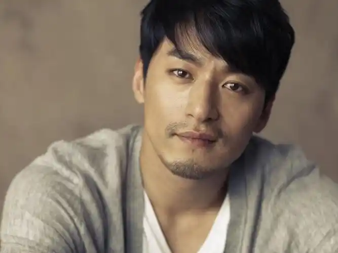 饰演者朱镇模,早在1999年,也就是刚出道做演员不过一年,就凭借《以