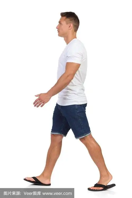 穿白色t恤的行走的人.侧视图