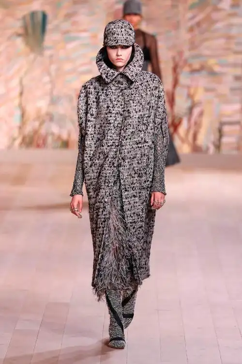 模特在法国巴黎高级定制时装周上展示迪奥品牌2021/2022秋冬新品