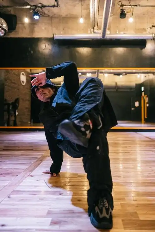 机械舞与霹雳舞,作为街舞的两个重要分支,各自具有鲜明的特色和独特的