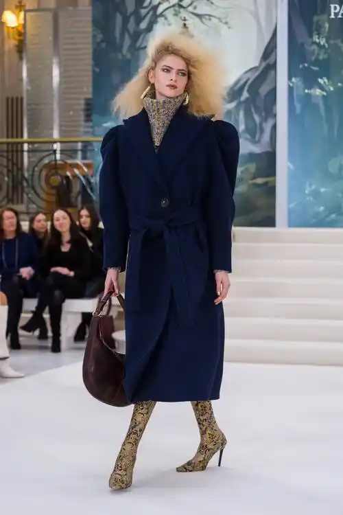 伦敦时装周——设计师保罗·科斯特洛时装秀_新华社_欧新_外代