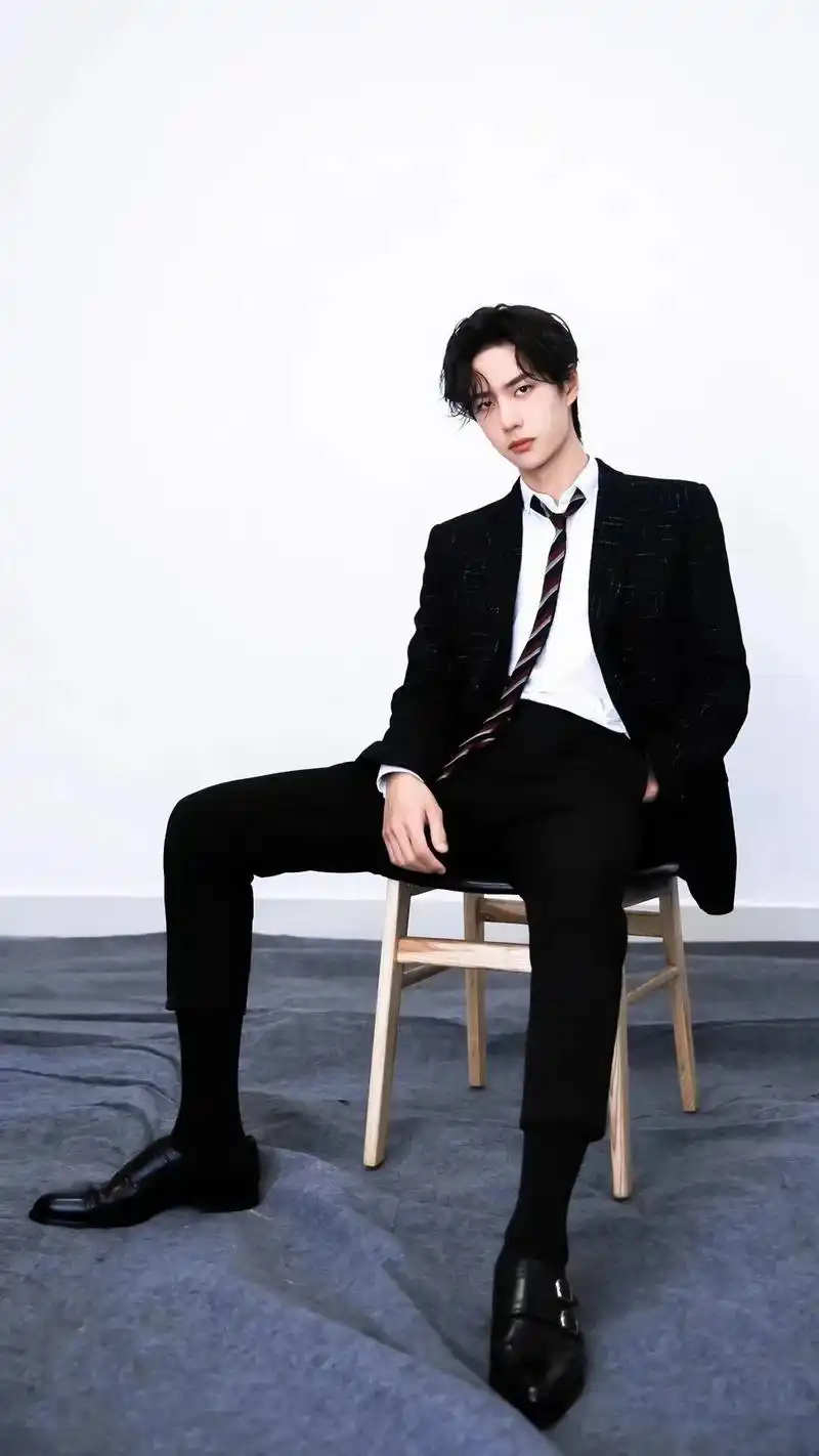 王一博的大佬坐姿,爱了#王一博嘉人封面预告 #王一博  - 抖音