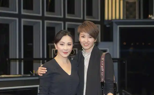 刘嘉玲和小10岁梁咏琪陈慧琳同框,素颜没眉毛都比她俩看着年轻_保养