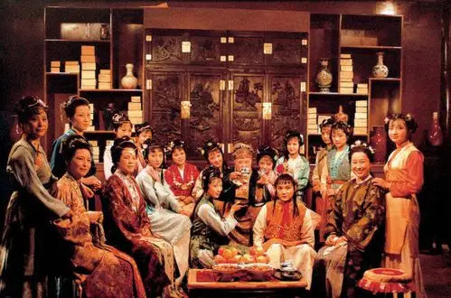 红楼梦里的灯从样式到材质都凸显着精致与富贵