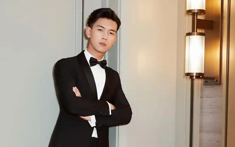 演员李现儒雅帅气写真壁纸图片_李现电脑壁纸高清_三千图片网