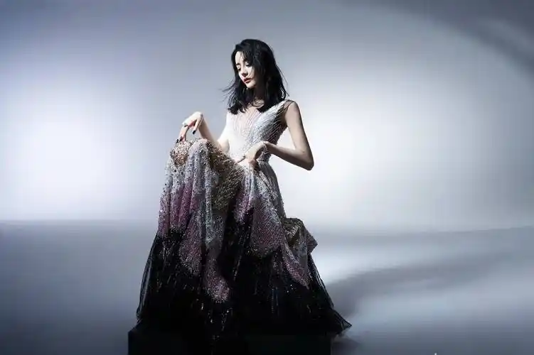 迪丽热巴登《费加罗》十月封面,贝壳抹胸宛若希腊女神,高级性感