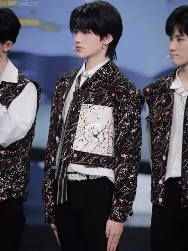 小宋老师的小鱼肚又起来啦05_鱼肚_宋亚轩_时代少年团_薯条_时代