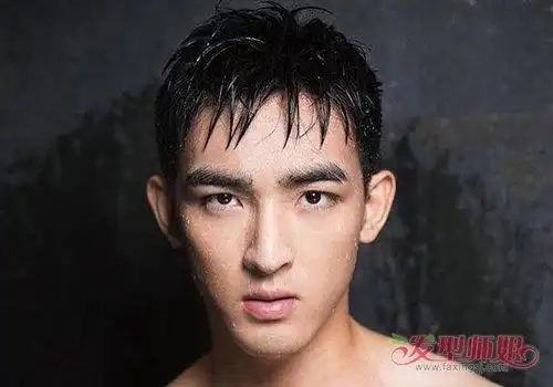 刀锋一样的逆三角脸该如何做发型 男生倒三角脸发型搭配凸显高冷风