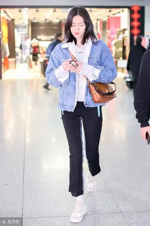 "大表姐"刘雯机场街拍,10套值得我们借鉴的日常穿搭