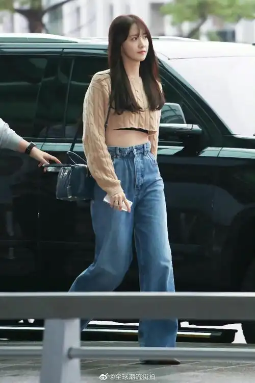 林允儿|街拍更新 上身卡其色短款针织衫……__财经头条