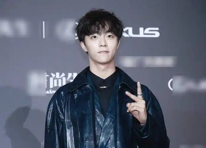 原创npc团粉过年了蔡徐坤小鬼活动现场击掌黄明昊陈立农也在场