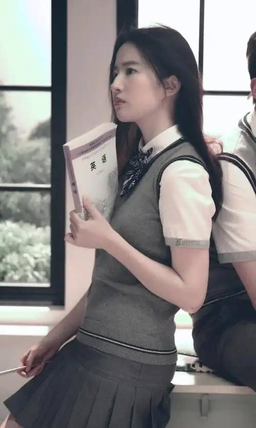 穿上校服的刘亦菲 ,这简直就是大家心目中初恋的样子!