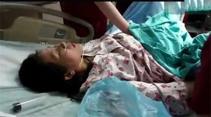 两人小心翼翼呵护着芸芸肚子的孩子,终于在怀孕38周胎儿发动了.