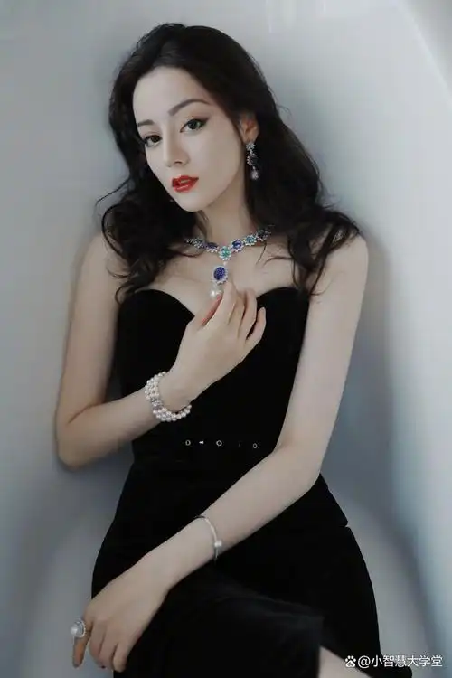 迪丽热巴穿黑色抹胸长裙登杂志封面!演绎性感魅惑的异域美人!