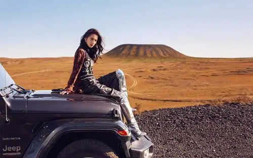 黄圣依秋冬公路大片高清桌面壁纸