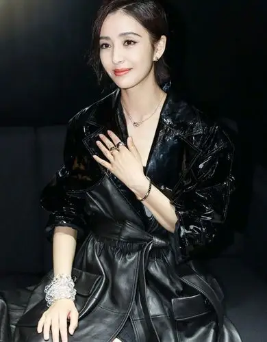 佟丽娅:身着皮衣半露香肩,又酷又美又帅气