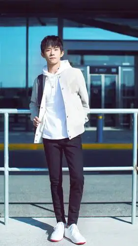 易烊千玺街拍大片曝光 长腿逆天尽显青春气息!