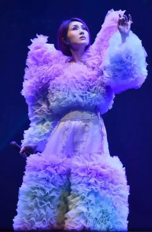 拥有最美好的人生从"野孩子"到"少女的祈祷"到"背后女人"从长岛冰茶到