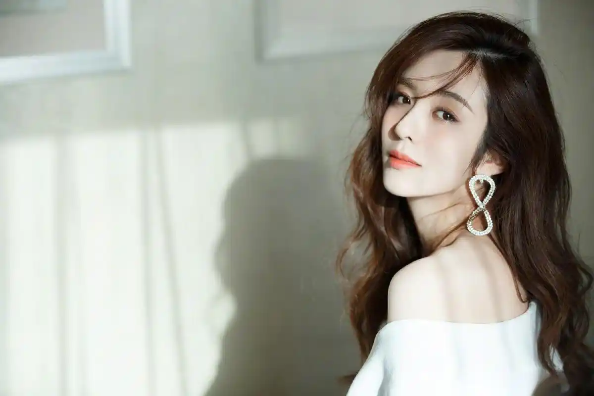 王晓晨戏里常以古灵精怪小精灵的形象示人,戏外的她酷爱白色系穿搭,一