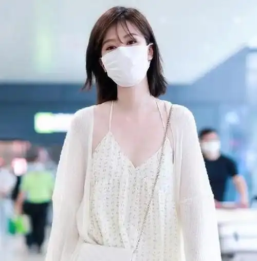 女人果然白一点好看,乔欣穿吊带裙走机场