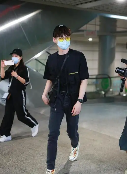 白敬亭的小卷毛太可爱了帽子都被顶起来了哪个女生看了不心动