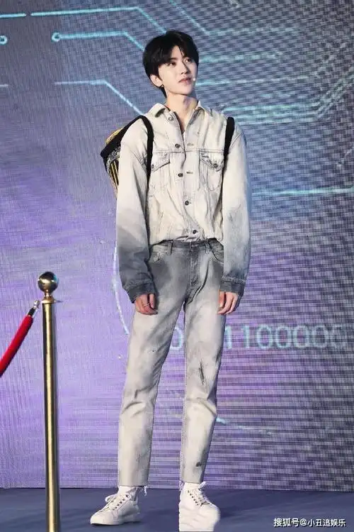 奔跑吧发布会蔡徐坤饭拍图