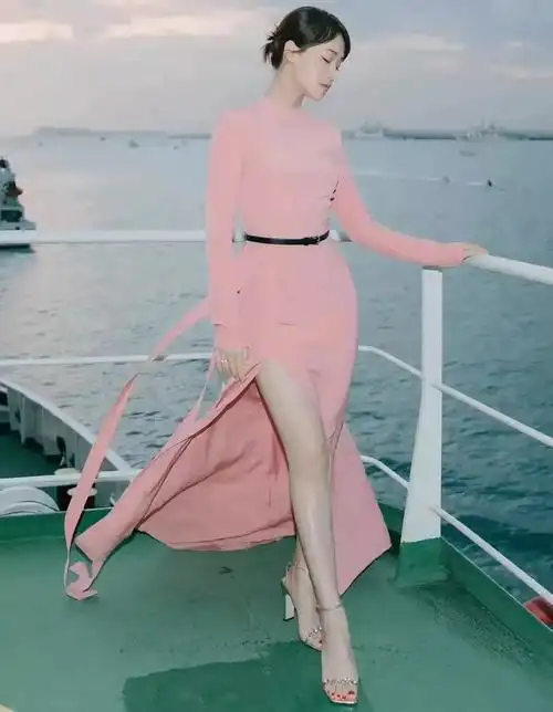蓝盈莹凹造型真细节,站在游艇上秀腿型,连脚趾甲都做了装饰
