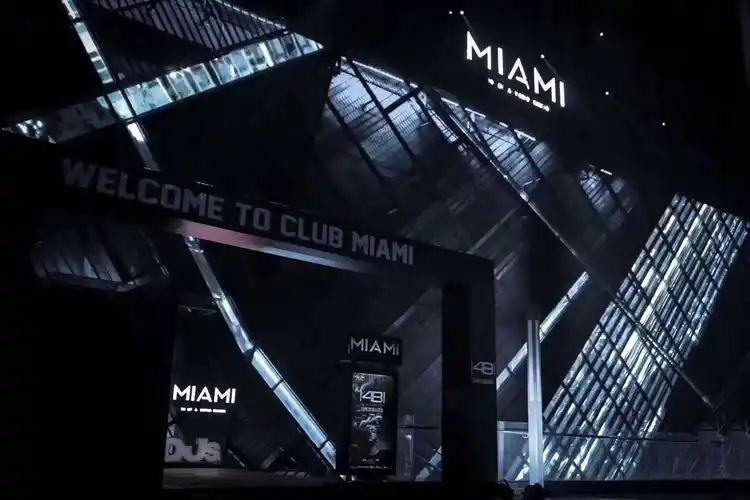 钟总 应聘地址:乌鲁木齐市沙依巴克区福海路1015号miami酒吧