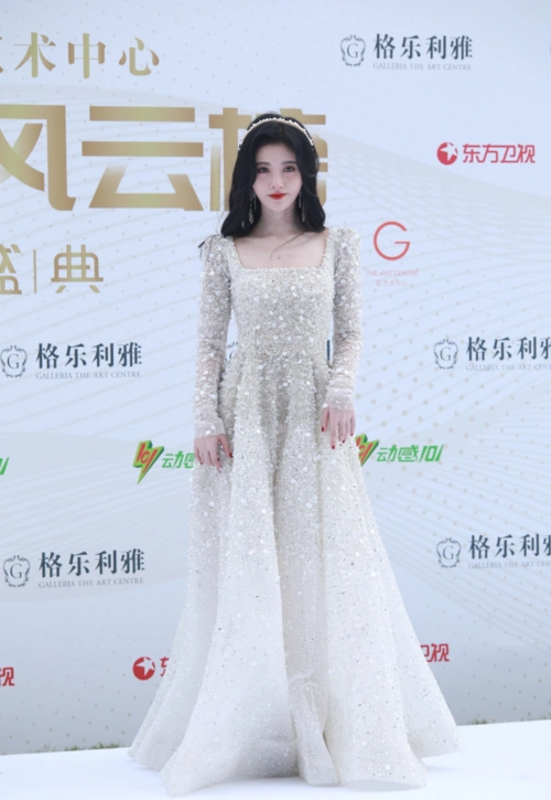 鞠婧祎穿公主裙参加活动,看到生图下的全身照,确定身高159?