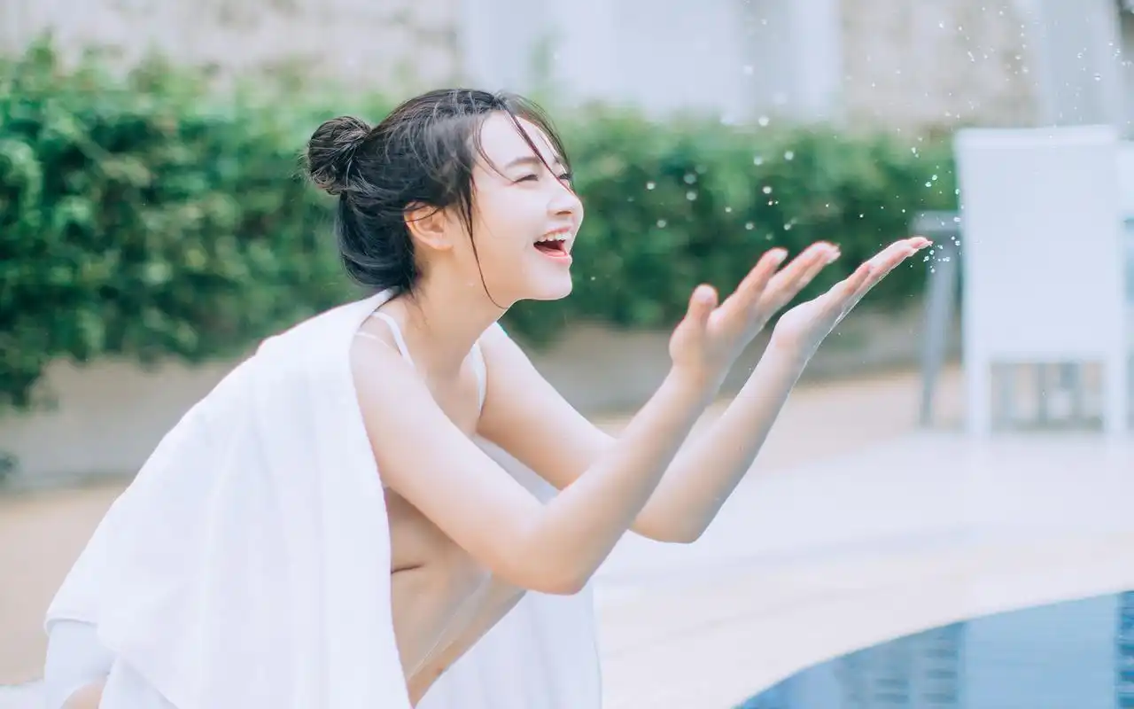 美女嫩模泳池性感湿身诱惑写真图片壁纸