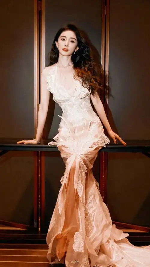 杨幂芭莎蕾丝纱裙造型