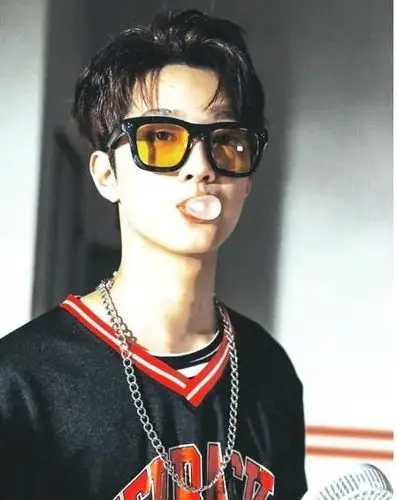 赖冠霖街边吐痰抽烟火速道歉 粉丝这回应是真爱了