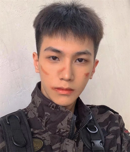 碎盖发型的基础上,融入了锡纸烫或者烟花烫的手法,重点是针对发根蓬松