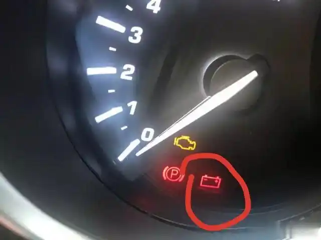 汽车电瓶误区汽车仪表电瓶灯点亮报警并不代表电瓶坏了