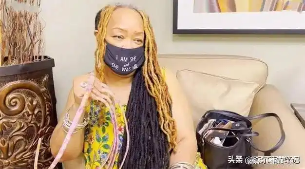 美国一女子指甲长73米美甲需20个小时28年未剪她如何生活