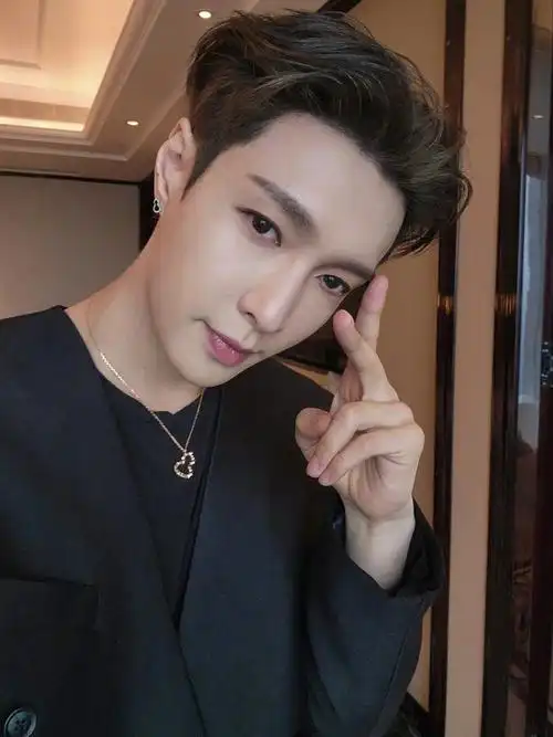 点击查收张艺兴帅气自拍