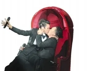 陈奕迅舌吻何韵诗eason爱妻不怒反赞正